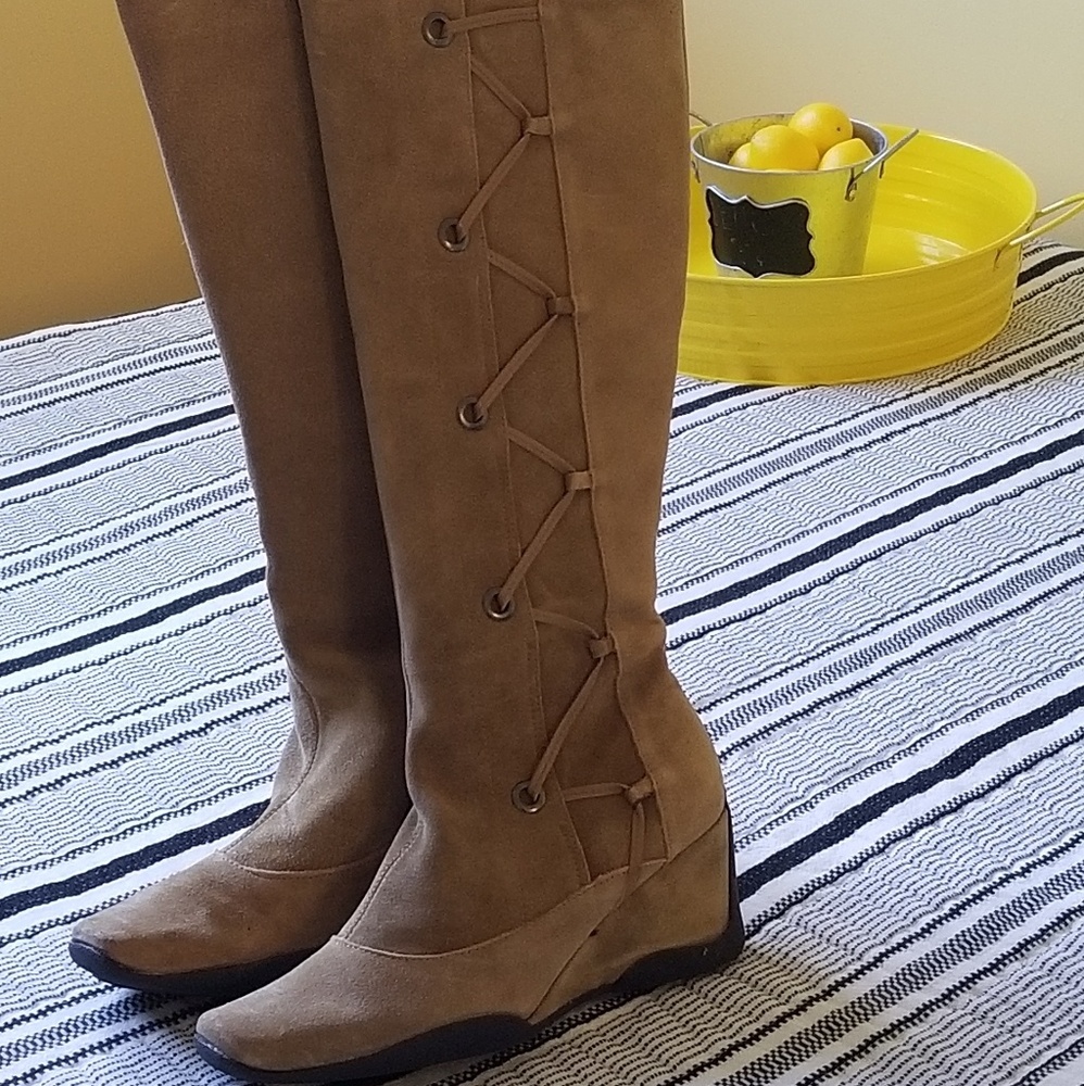 Never worn Aerosoles suede boots